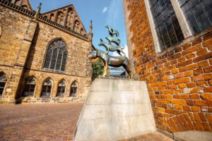 Die Bremer Stadtmusikanten: Eine bronzene Statue in der Sonne. Fotografen in Bremen.