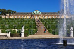 Fotografen in Potsdam: der Palast Park mit Grünflächen und einem Springbrunnen