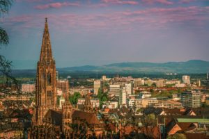 Der Schlossberg als Fotolocation mit Aussicht auf ganz Freiburg