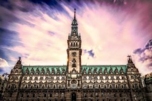 Fotografen in Hamburg: Spektakulärer Blick auf das Rathaus mit coolem Himmel