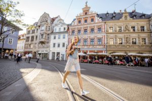 Fotografen in Erfurt: Junge Dame geht durch due schönen Straßen von Erfurt