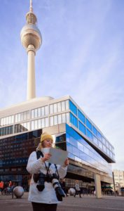 Fotografen in Berlin: Mädchen auf dem Alexanderplatz vor dem Fernsehturm