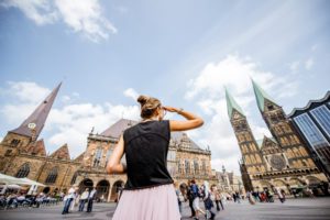 Fotografen in Bremen: Mädchen auf dem Platz vorm Bremer Dom