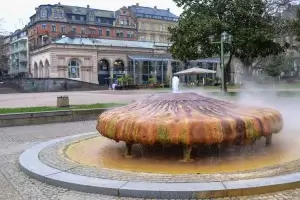 Kochbrunnen Wiesbaden - Eine heilende Thermalquelle, die Wellness und Entspannung bietet.