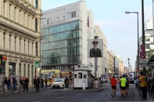 Berlin Checkpoint Charlie - Ein Symbol der Geschichte an einem bedeutenden Ort in der Hauptstadt. Fotografen in Berlin