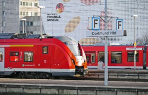 Fotografen in Dortmund: Zug fährt in den Dortmunder Hauptbahnhof ein