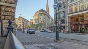Fotografen in Hamburg: Die Mönkebergstraße bei Sonnenschein