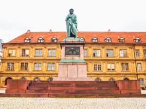Schillerplatz Stuttgart - Ein charmantes Plätzchen inmitten der Stadt, wo Geschichte und Gegenwart verschmelzen perfekt für ein Stadt Fotoshooting