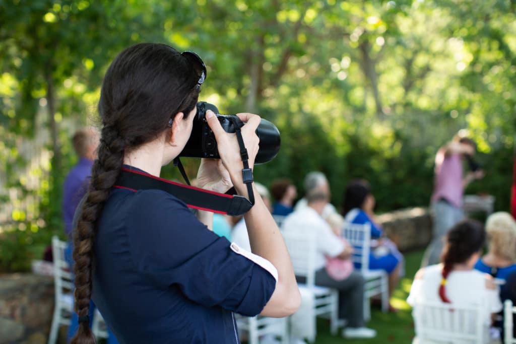 Professionelle Fotografin fängt emotionale Momente bei einer Hochzeitszeremonie ein