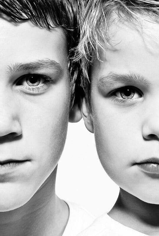 Porträtfoto von zwei Brüdern: Gesichter im Fotostudio buchen Quakenbrück