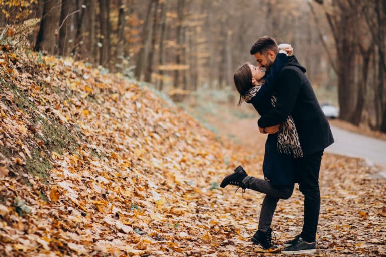 Verliebtes Paar umgeben von warmen Herbsttönen während eines Herbst Fotoshootings mit LET IT CLICK.