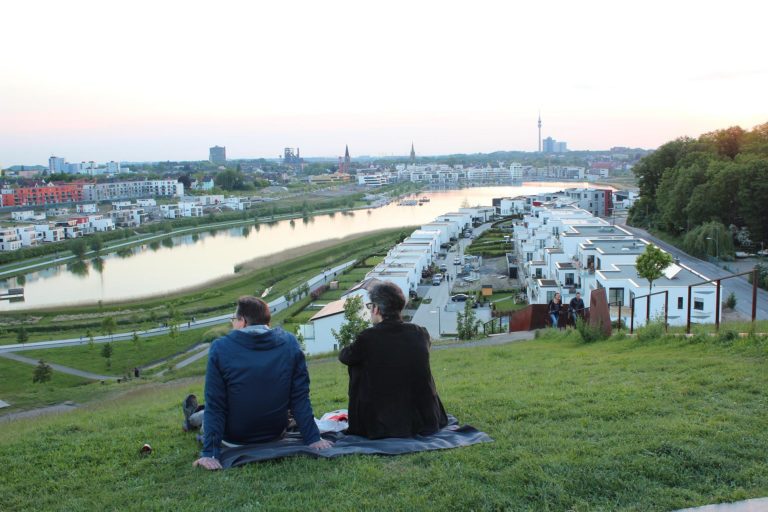 Fotografen in Dortmund: Pärchen sitzt auf Hügel mit wunderschönem Ausblick