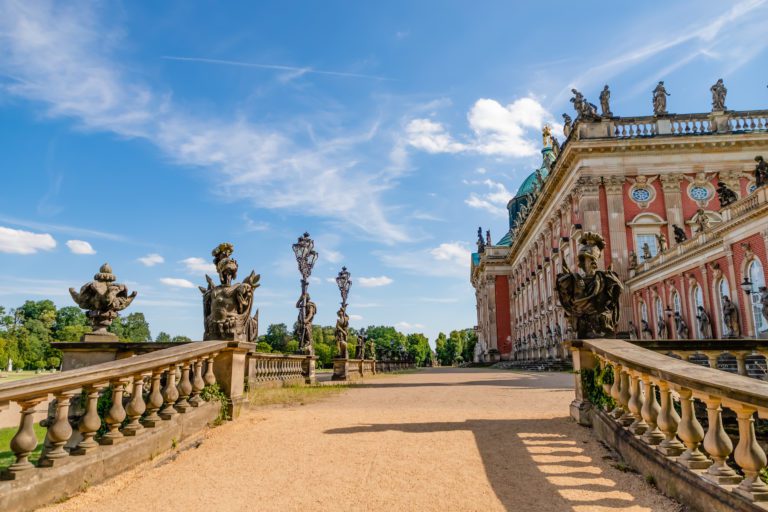 Fotografen in Potsdam: ein sonniger Platz vor einem historischem Gebäude