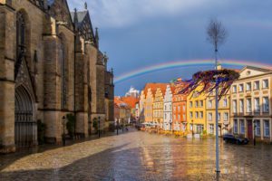 In der Osnabrücker Innenstadt hat ein Fotograf neben dem Rathaus ein Foto mit Regenbogen geschossen