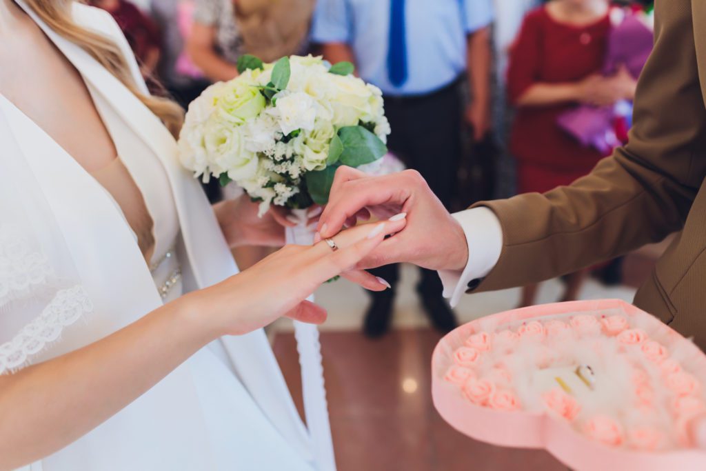 Fotografen für Standesamt buchen online für einfache Fotos von der Registrierung und Brautpaarshooting
