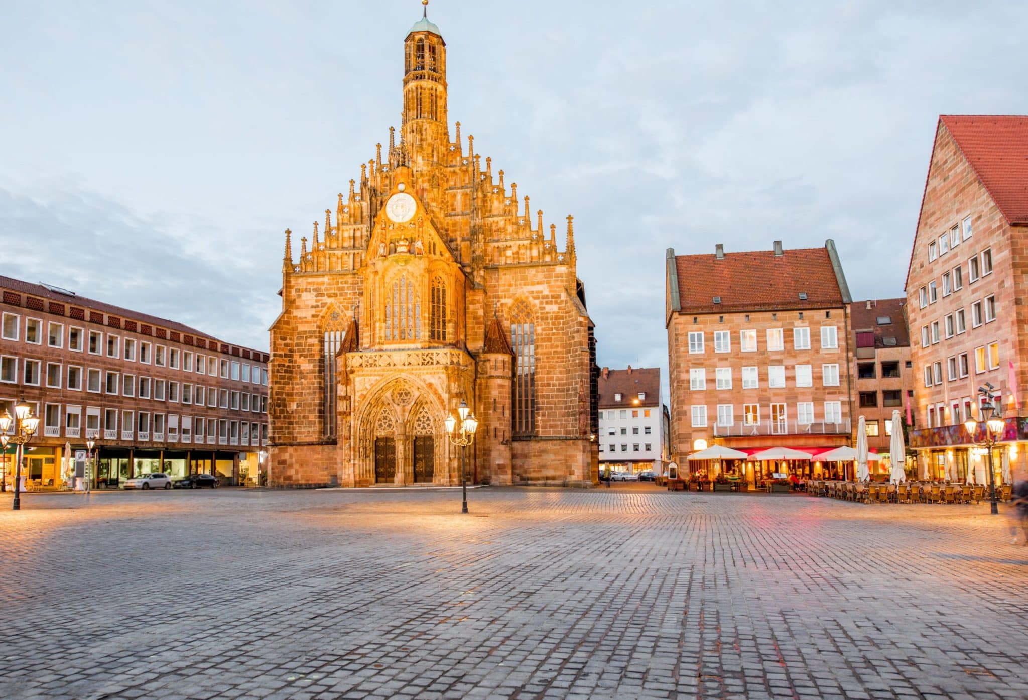 Beleuchtetes Frontalbild der Lorenzkirche in Nürnberg