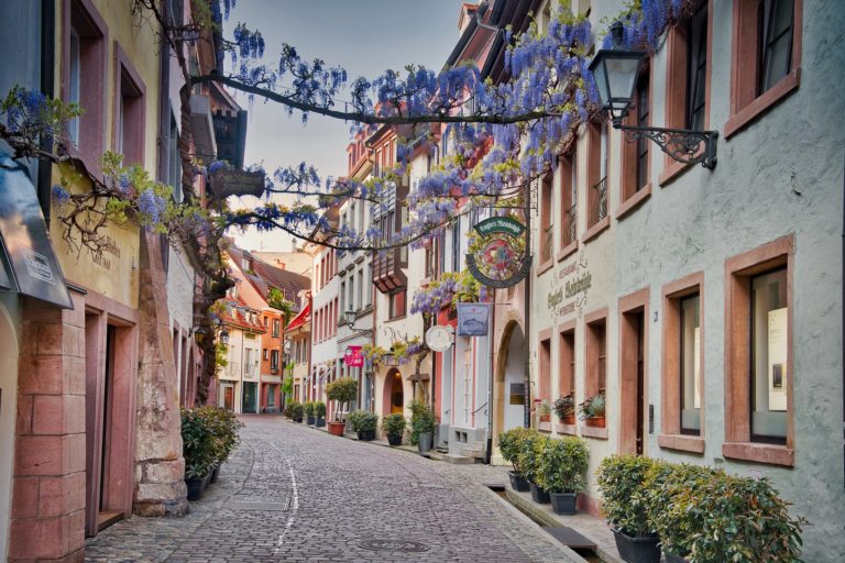 Fotoshooting in der Altstadt in Freiburg buchen