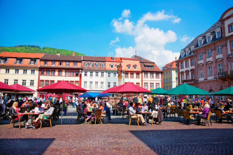 Menschen auf dem zentralen Platz in Heidelberg, Deutschland - Leben und Geselligkeit in historischer Umgebung
