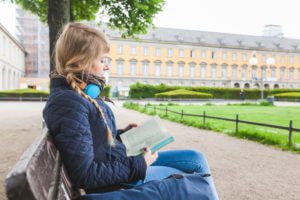 Lesen im Park - Eine elegante Szene von Ruhe und Intellekt.