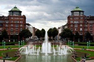 Mannheim Zentrum - Ein belebter Platz mit Brunnen, der das urbane Leben der Stadt einfängt, buche deinen Fotografen in Mannheim mit LET IT CLICK