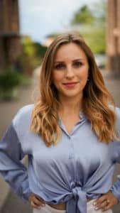 Business-Porträt von LET IT CLICK: Ein professionelles Fotoshooting mit einer eleganten Frau.