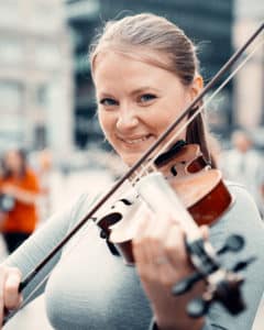 Musik im Herzen: Ein einfühlsames Porträt-Shooting in urbaner Umgebung.