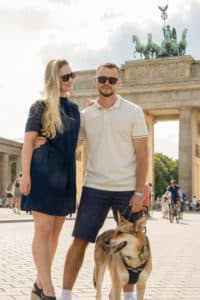Romantisches Love Fotoshooting eines Paares mit Hund in Berlin