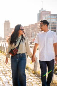Fotoshooting in Hamburg am Hafen zu zweit: Pärchen lässt sich von Fotografen fotografieren