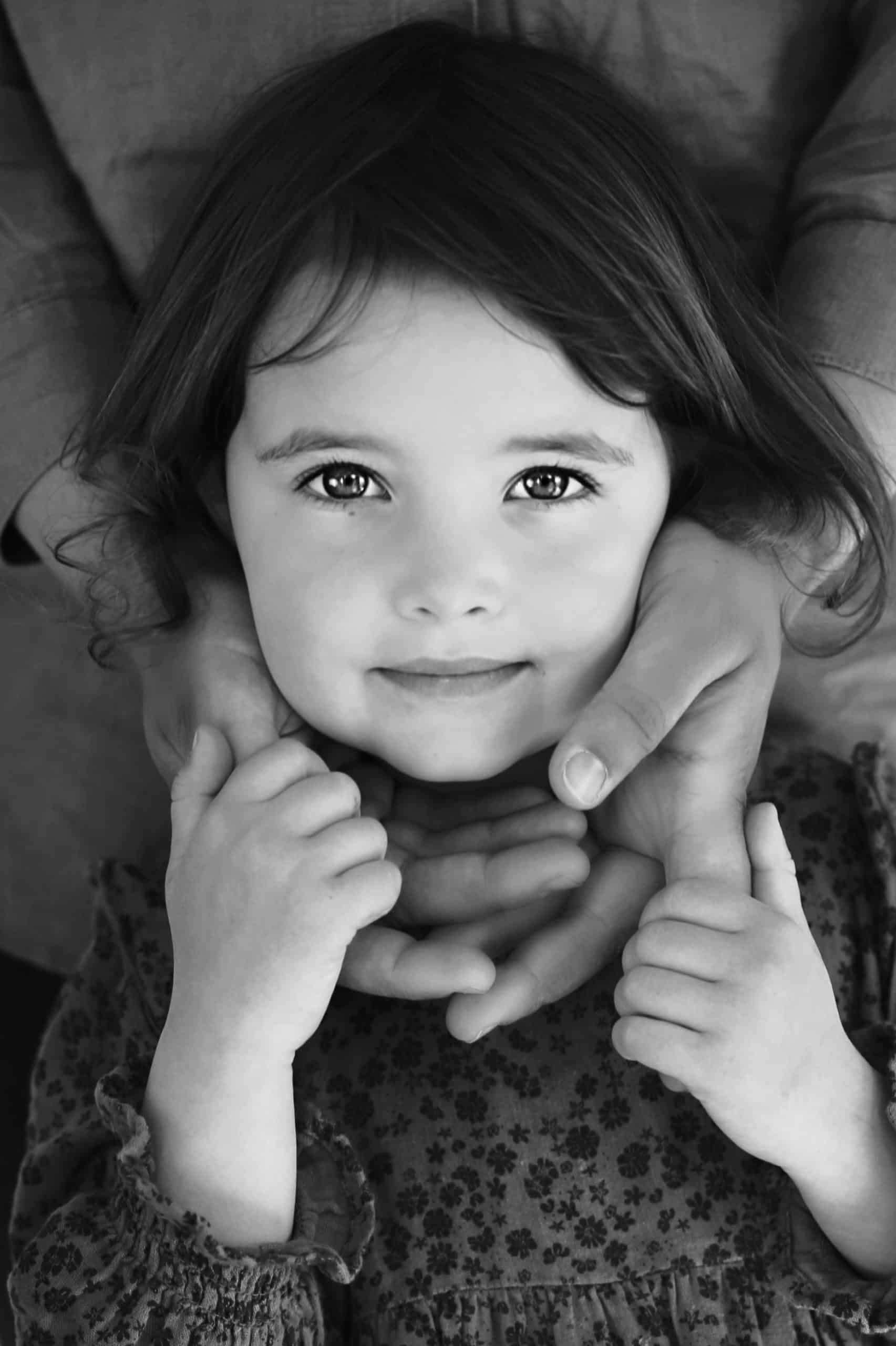 Familienshooting voller Geborgenheit: Kind in liebevollen Händen. Fotostudio Quakenbrück
