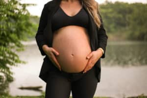 Professionelles Fotoshooting: Baldige Mutter im Fokus eines Fotografen.