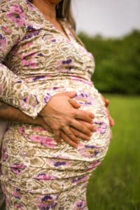 Magischer Moment festgehalten: Fotograf fängt die Vorfreude einer Schwangeren ein.