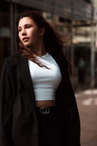 Städtischer Blickfang: Frau mit modernem Stadtleben in Osnabrück's Szene.