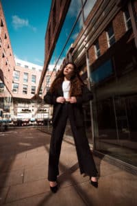 Osnabrücks Fotogenie: Eine junge Dame im Fokus der Kamera