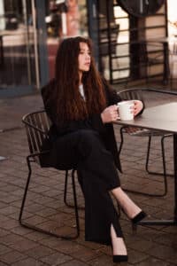 Café-Chic: Junge Frau genießt das urbane Flair eines Cafés in Osnabrück.