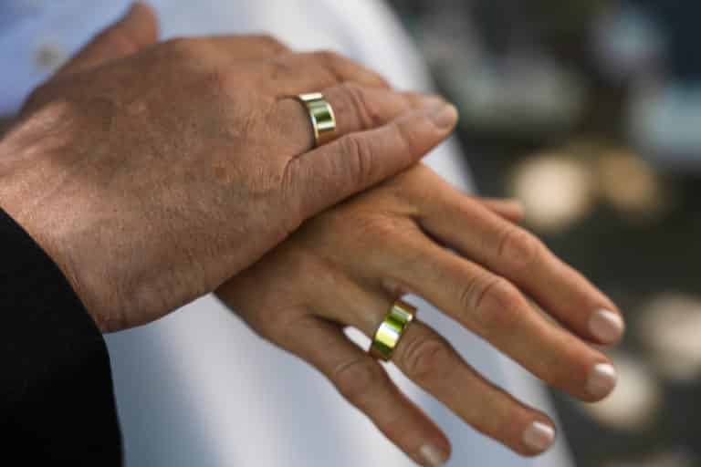 Zusammenhalt und Liebe - Hände eines Brautpaares an ihrem besonderen Tag