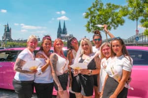 Spaßiges JGA Fotoshooting in Köln mit LET IT CLICK - Braut und Freundinnen posieren vor dem Dom