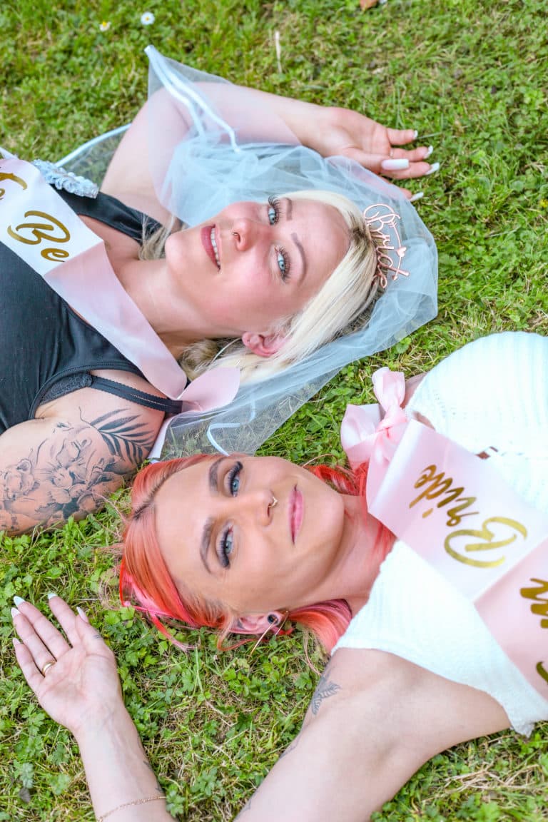 LET IT CLICK JGA Fotoshooting: Braut und Freundinnen in Köln feiern den Junggesellinnenabschied mit strahlenden Gesichtern