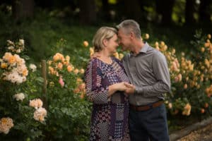 Blumige Zweisamkeit: Verliebtes Pärchen genießt die Nähe zueinander während eines Fotoshootings in Osnabrück. Fotoshooting für deine Eltern
