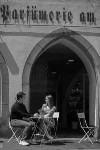 Café-Romantik: Pärchenshooting in einem Café mit gemütlichem Charme in Osnabrück.