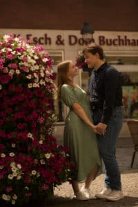 Verliebte Blicke: Romantisches Pärchenshooting in Osnabrück, festgehalten von einem Fotografen.