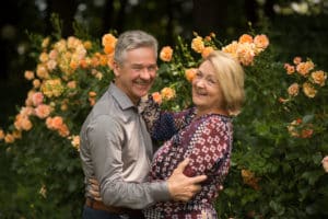 Einfach nur wir: Fotografie eines verliebten und lachenden Pärchens in Osnabrücks Straßen.