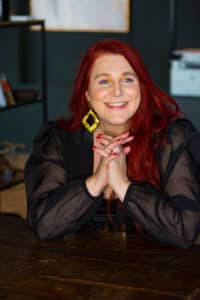 Miri Leonardo, elegant in Schwarz-Weiß, in einer klassischen Aufnahme von LET IT CLICK