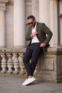 Fotografen in Hamburg: Fotoshooting am Rathaus, Mann in Business-Kleidung