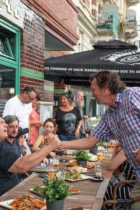 Freundliche Atmosphäre: Das Foto zeigt, wie die Teilnehmer des Klassentreffens in entspannter Umgebung alte Freundschaften erneuern und das gemeinsame Essen genießen.