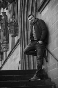 Die architektonischen Details im Hintergrund verleihen dem Bild Tiefe und Charakter.