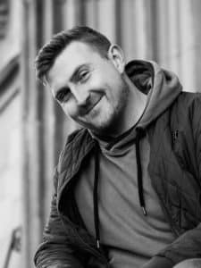 Natürliche Pose: Der Mann zeigt eine natürliche und ungezwungene Pose, die seine Persönlichkeit unterstreicht.