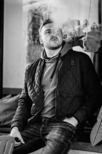 Stimmungsvolles Porträt: Der Rauch, der sein Gesicht umgibt, verleiht dem Bild eine besondere Atmosphäre und Tiefe.