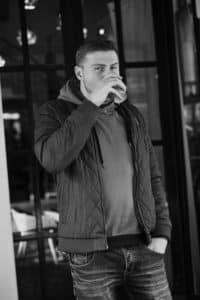 Porträt: Ein entspannter Moment beim Genießen eines Heißgetränks.