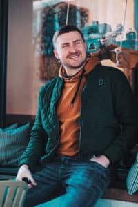 Das natürliche Lächeln des Models bringt Wärme in das Porträt.