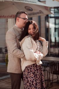 Lächelndes Paar genießt einen romantischen Moment bei einem Lovestory-Fotoshooting